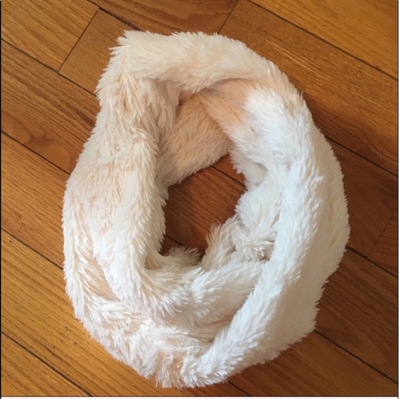 Charlotte Russe Accessories - CHARLOTTE RUSSE Faux Fur WHITE INFINITY SCARF NWOT